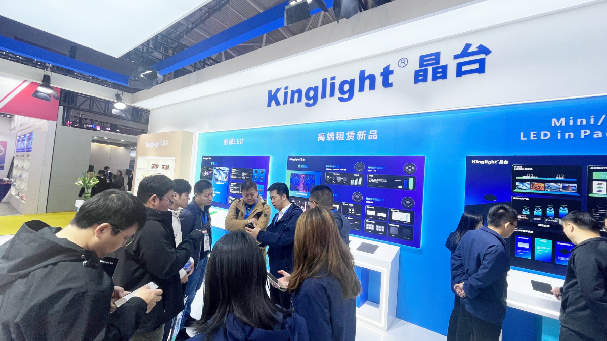 KinglightGALAXY銀河銷售總向到訪客戶介紹公司新款LED顯示器件